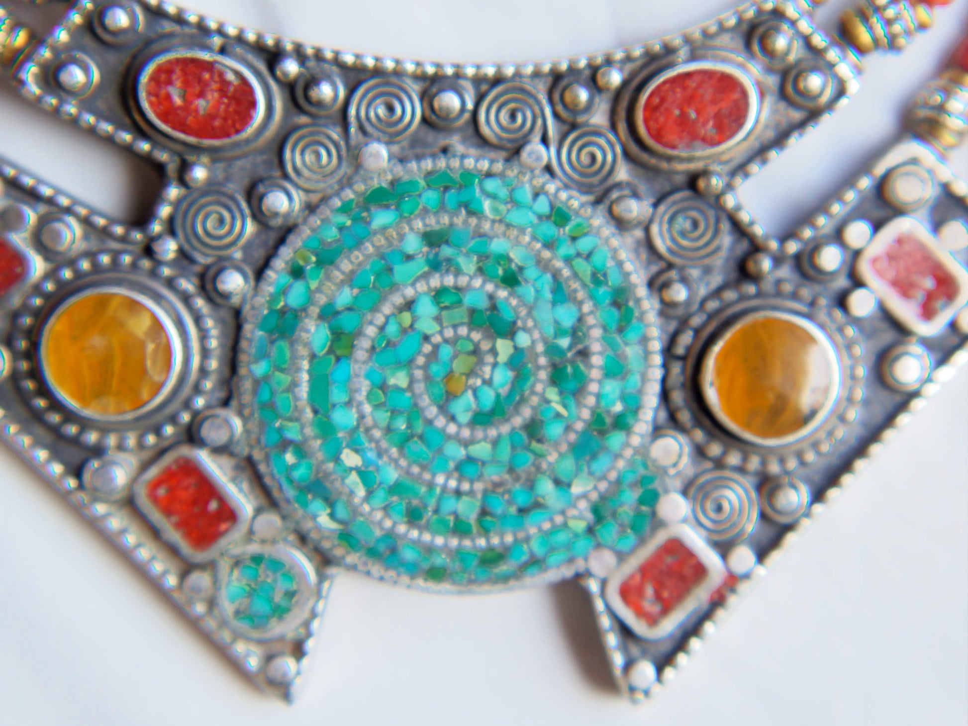 collana nepalese / tibetana con corallo, turchese, ambra e argento no pasta ma pietre vere non tinte o modificate nel colore, qualità top. assemblata artigianalmente, pezzo unico.  lunghezza totale collana 45 cm, h lavorazione 3.5 cm, peso 100 gr