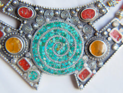 collana nepalese / tibetana con corallo, turchese, ambra e argento no pasta ma pietre vere non tinte o modificate nel colore, qualità top. assemblata artigianalmente, pezzo unico.  lunghezza totale collana 45 cm, h lavorazione 3.5 cm, peso 100 gr