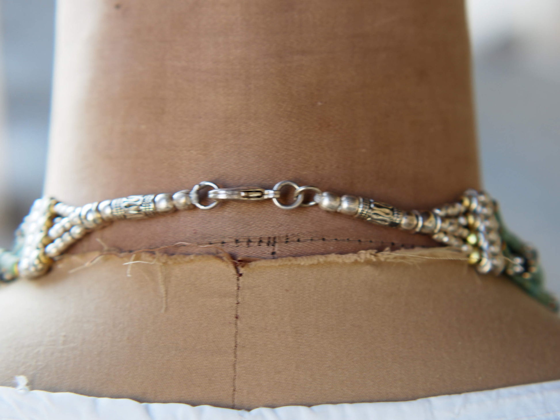 collana nepalese / tibetana con corallo, turchese, ambra e argento no pasta ma pietre vere non tinte o modificate nel colore, qualità top. assemblata artigianalmente, pezzo unico.  lunghezza totale collana 45 cm, h lavorazione 3.5 cm, peso 100 gr
