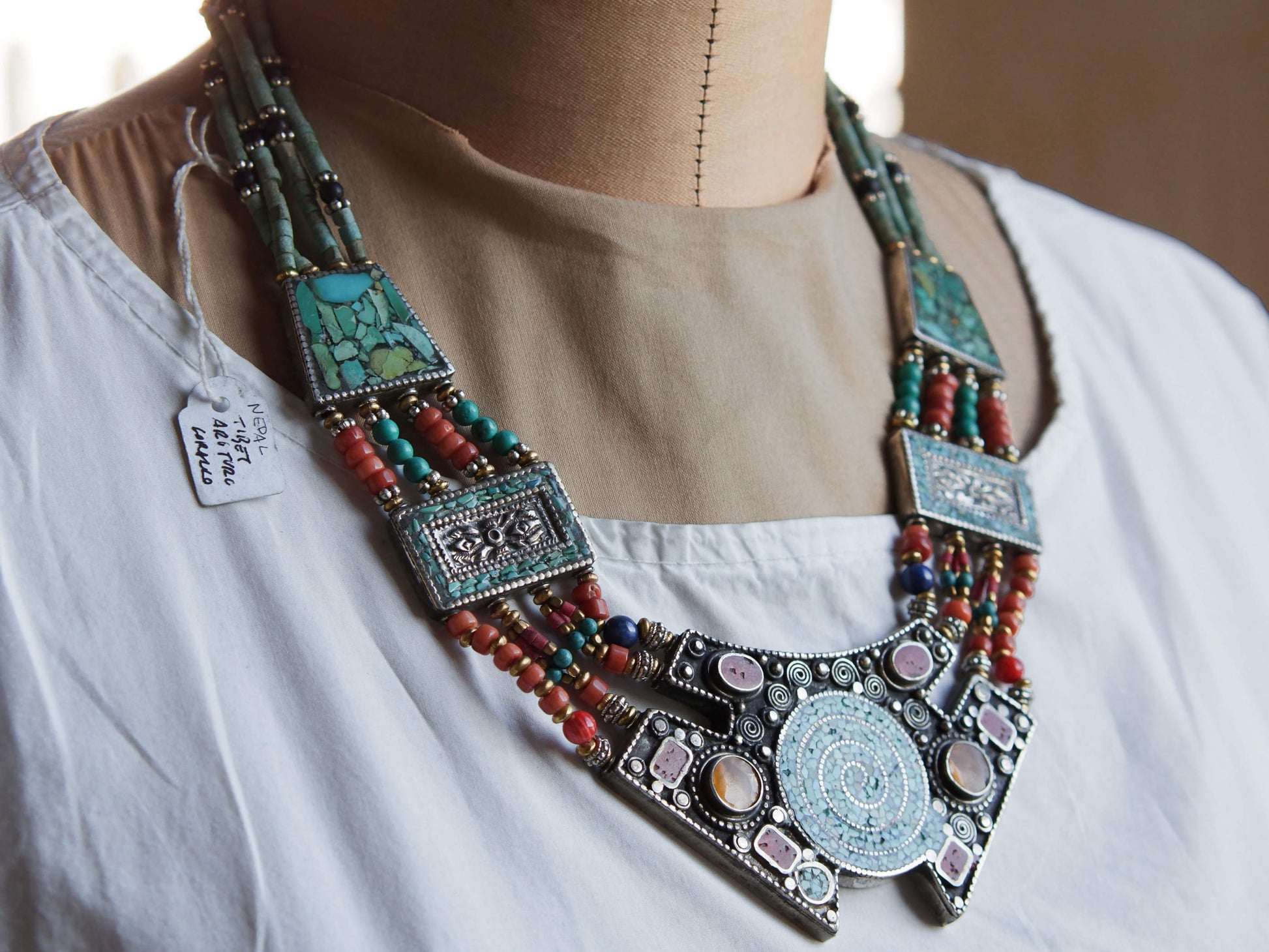 collana nepalese / tibetana con corallo, turchese, ambra e argento no pasta ma pietre vere non tinte o modificate nel colore, qualità top. assemblata artigianalmente, pezzo unico.  lunghezza totale collana 45 cm, h lavorazione 3.5 cm, peso 100 gr
