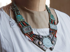 collana nepalese / tibetana con corallo, turchese, ambra e argento no pasta ma pietre vere non tinte o modificate nel colore, qualità top. assemblata artigianalmente, pezzo unico.  lunghezza totale collana 45 cm, h lavorazione 3.5 cm, peso 100 gr