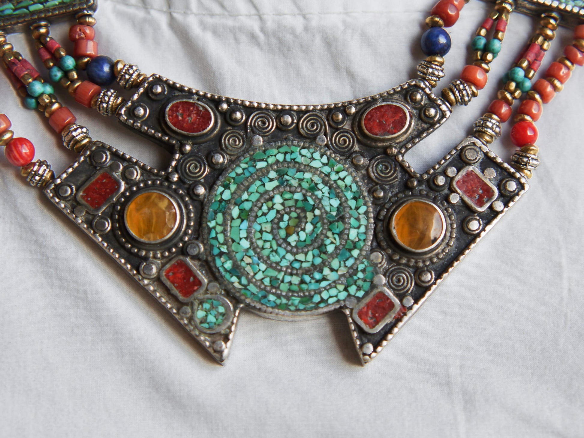 collana nepalese / tibetana con corallo, turchese, ambra e argento no pasta ma pietre vere non tinte o modificate nel colore, qualità top. assemblata artigianalmente, pezzo unico.  lunghezza totale collana 45 cm, h lavorazione 3.5 cm, peso 100 gr