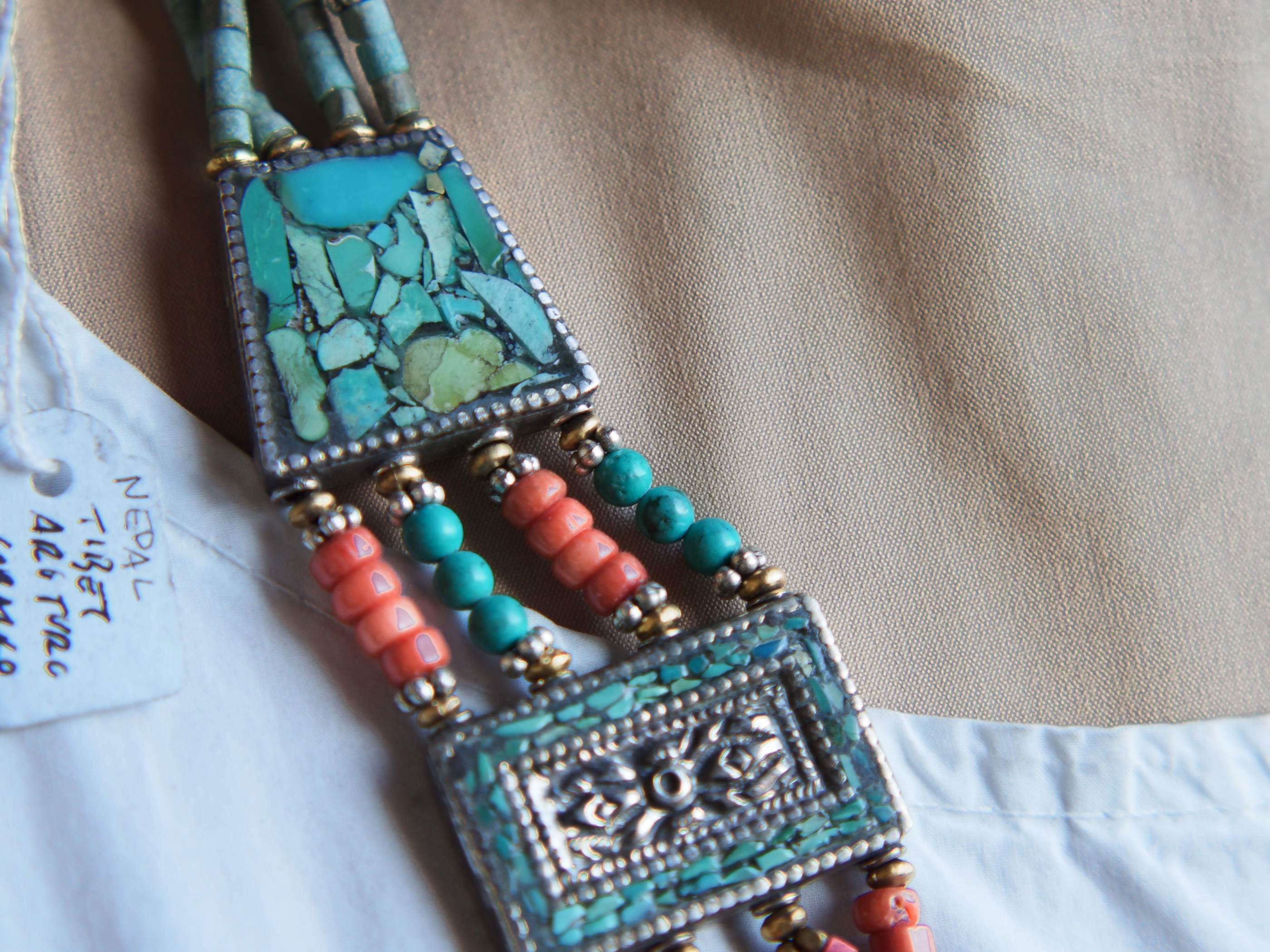 collana nepalese / tibetana con corallo, turchese, ambra e argento no pasta ma pietre vere non tinte o modificate nel colore, qualità top. assemblata artigianalmente, pezzo unico.  lunghezza totale collana 45 cm, h lavorazione 3.5 cm, peso 100 gr