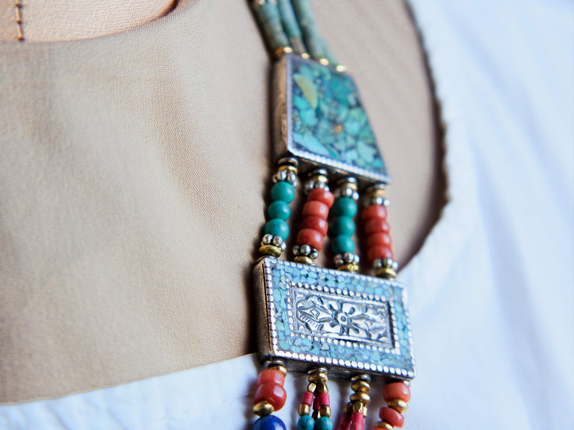 collana nepalese / tibetana con corallo, turchese, ambra e argento no pasta ma pietre vere non tinte o modificate nel colore, qualità top. assemblata artigianalmente, pezzo unico.  lunghezza totale collana 45 cm, h lavorazione 3.5 cm, peso 100 gr