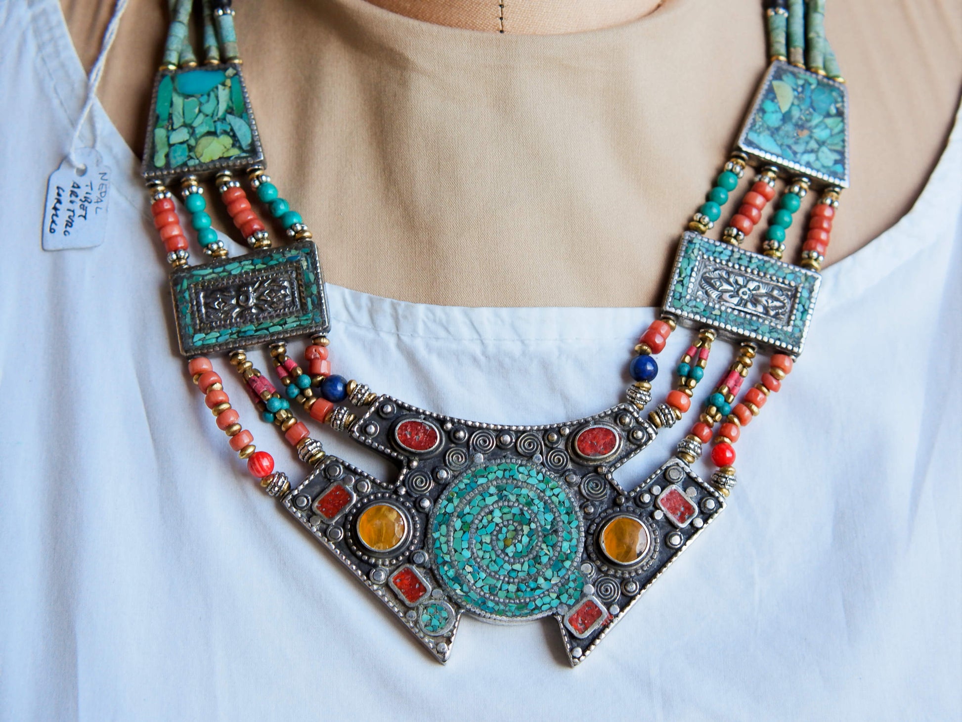 collana nepalese / tibetana con corallo, turchese, ambra e argento no pasta ma pietre vere non tinte o modificate nel colore, qualità top. assemblata artigianalmente, pezzo unico.  lunghezza totale collana 45 cm, h lavorazione 3.5 cm, peso 100 gr
