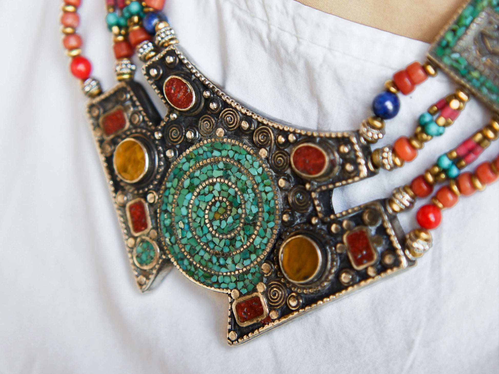 collana nepalese / tibetana con corallo, turchese, ambra e argento no pasta ma pietre vere non tinte o modificate nel colore, qualità top. assemblata artigianalmente, pezzo unico.  lunghezza totale collana 45 cm, h lavorazione 3.5 cm, peso 100 gr