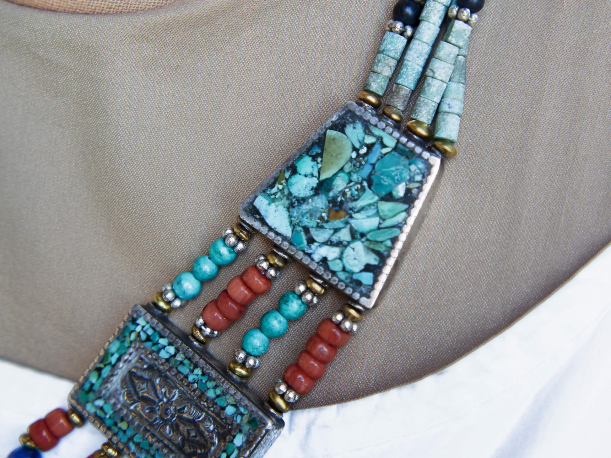collana nepalese / tibetana con corallo, turchese, ambra e argento no pasta ma pietre vere non tinte o modificate nel colore, qualità top. assemblata artigianalmente, pezzo unico.  lunghezza totale collana 45 cm, h lavorazione 3.5 cm, peso 100 gr