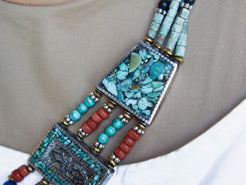 collana nepalese / tibetana con corallo, turchese, ambra e argento no pasta ma pietre vere non tinte o modificate nel colore, qualità top. assemblata artigianalmente, pezzo unico.  lunghezza totale collana 45 cm, h lavorazione 3.5 cm, peso 100 gr