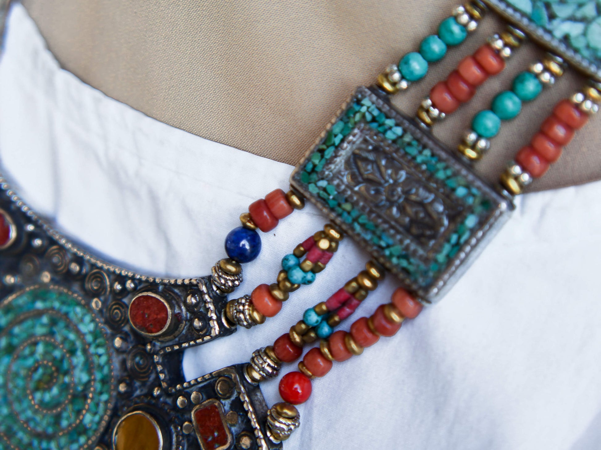 collana nepalese / tibetana con corallo, turchese, ambra e argento no pasta ma pietre vere non tinte o modificate nel colore, qualità top. assemblata artigianalmente, pezzo unico.  lunghezza totale collana 45 cm, h lavorazione 3.5 cm, peso 100 gr