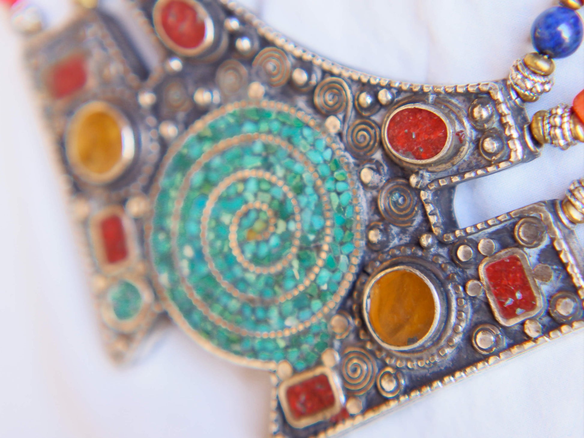 collana nepalese / tibetana con corallo, turchese, ambra e argento no pasta ma pietre vere non tinte o modificate nel colore, qualità top. assemblata artigianalmente, pezzo unico.  lunghezza totale collana 45 cm, h lavorazione 3.5 cm, peso 100 gr