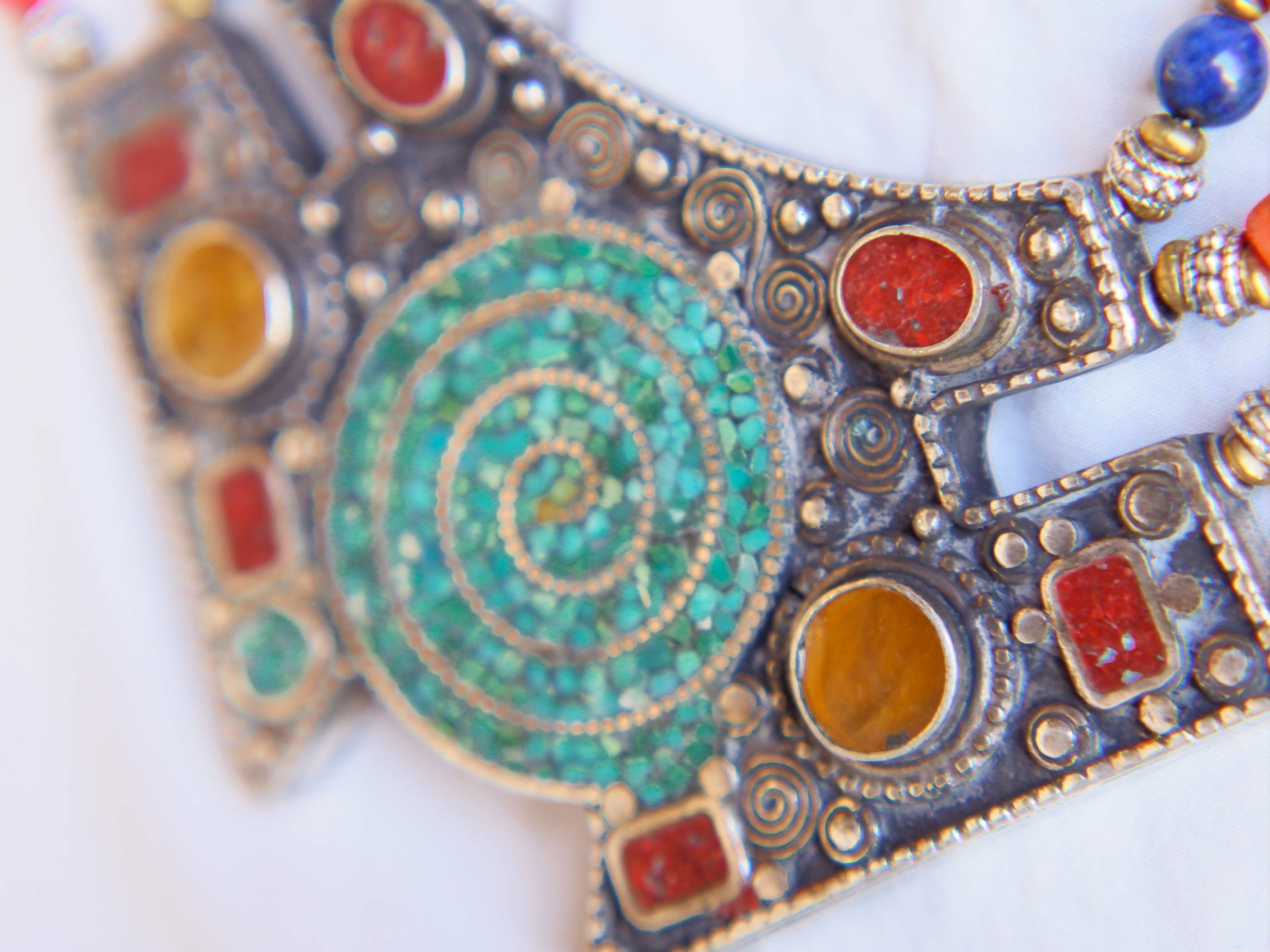 collana nepalese / tibetana con corallo, turchese, ambra e argento no pasta ma pietre vere non tinte o modificate nel colore, qualità top. assemblata artigianalmente, pezzo unico.  lunghezza totale collana 45 cm, h lavorazione 3.5 cm, peso 100 gr