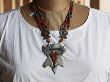 Carica l&#39;immagine nel visualizzatore di Gallery, collana nepalese / tibetana double face con corallo, turchese, ambra, lapis e argento no pasta ma pietre vere non tinte o modificate nel colore, qualità top. assemblata artigianalmente, pezzo unico.  lunghezza totale collana 50 cm, pendaglio 7x9cm, peso 107 gr