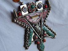 Carica l&#39;immagine nel visualizzatore di Gallery, collana nepalese / tibetana double face con corallo, turchese, ambra, lapis e argento no pasta ma pietre vere non tinte o modificate nel colore, qualità top. assemblata artigianalmente, pezzo unico.  lunghezza totale collana 50 cm, pendaglio 7x9cm, peso 107 gr