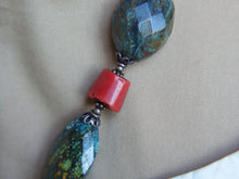 Carica l&#39;immagine nel visualizzatore di Gallery, collana nepalese / tibetana con corallo, turchese, lapis e argento no pasta ma pietre vere non tinte o modificate nel colore, qualità top. assemblata artigianalmente, pezzo unico.  lunghezza totale collana 50 cm, pendaglio 4x10cm, peso 106 gr
