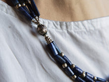 Carica l&#39;immagine nel visualizzatore di Gallery, collana nepalese con lapislazzuli e argento assemblata artigianalmente, pezzo unico.lunghezza 56 cm, peso 67 gr