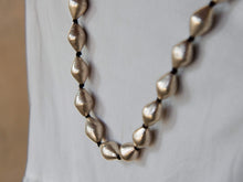 Carica l&#39;immagine nel visualizzatore di Gallery, collana indiana in cotone intrecciato ed elementi &quot;olive&quot; in cera con lamina di argento. fatta a mano  lunghezza 80 cm, peso 46 gr