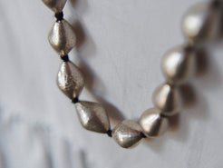 collana indiana in cotone intrecciato ed elementi "olive" in cera con lamina di argento. fatta a mano  lunghezza 80 cm, peso 46 gr