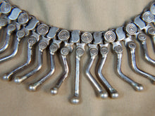 Carica l&#39;immagine nel visualizzatore di Gallery, vecchia collana indiana girocollo in argento 925. lavorata artigianalmente. pezzo unico.  lunghezza 40cm, h 3cm, peso 112 gr