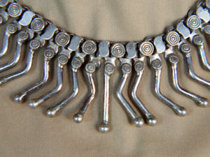 vecchia collana indiana girocollo in argento 925. lavorata artigianalmente. pezzo unico.  lunghezza 40cm, h 3cm, peso 112 gr