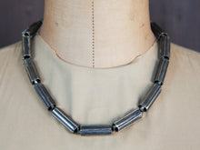 Carica l&#39;immagine nel visualizzatore di Gallery, vecchia collana indiana girocollo semirigida in argento 925. lavorata artigianalmente. pezzo unico.  lunghezza 46cm, h 1 cm, peso 83 gr