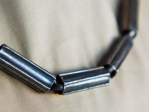 vecchia collana indiana girocollo semirigida in argento 925. lavorata artigianalmente. pezzo unico.  lunghezza 46cm, h 1 cm, peso 83 gr