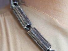 Carica l&#39;immagine nel visualizzatore di Gallery, vecchia collana indiana girocollo semirigida in argento 925. lavorata artigianalmente. pezzo unico.  lunghezza 46cm, h 1 cm, peso 83 gr