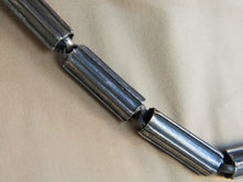 Carica l&#39;immagine nel visualizzatore di Gallery, vecchia collana indiana girocollo semirigida in argento 925. lavorata artigianalmente. pezzo unico.  lunghezza 46cm, h 1 cm, peso 83 gr