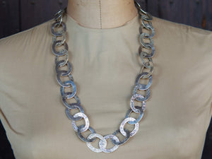 collana indiana lavorata ad incisione in argento 925. lavorata artigianalmente. pezzo unico.  lunghezza 60cm, dimensioni singolo 2x3cm, peso 110 gr