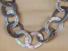 Carica l&#39;immagine nel visualizzatore di Gallery, collana indiana lavorata ad incisione in argento 925. lavorata artigianalmente. pezzo unico.  lunghezza 60cm, dimensioni singolo 2x3cm, peso 110 gr