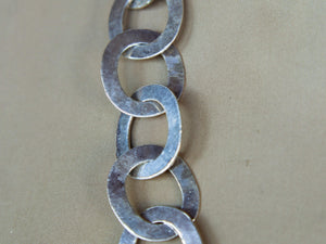 collana indiana lavorata ad incisione in argento 925. lavorata artigianalmente. pezzo unico.  lunghezza 60cm, dimensioni singolo 2x3cm, peso 110 gr