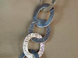 collana indiana lavorata ad incisione in argento 925. lavorata artigianalmente. pezzo unico.  lunghezza 60cm, dimensioni singolo 2x3cm, peso 110 gr