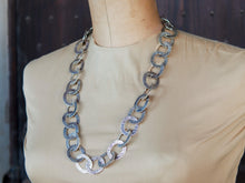 Carica l&#39;immagine nel visualizzatore di Gallery, collana indiana lavorata ad incisione in argento 925. lavorata artigianalmente. pezzo unico.  lunghezza 60cm, dimensioni singolo 2x3cm, peso 110 gr