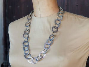collana indiana lavorata ad incisione in argento 925. lavorata artigianalmente. pezzo unico.  lunghezza 60cm, dimensioni singolo 2x3cm, peso 110 gr