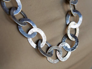 collana indiana lavorata ad incisione in argento 925. lavorata artigianalmente. pezzo unico.  lunghezza 60cm, dimensioni singolo 2x3cm, peso 110 gr