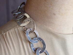 collana indiana lavorata ad incisione in argento 925. lavorata artigianalmente. pezzo unico.  lunghezza 60cm, dimensioni singolo 2x3cm, peso 110 gr
