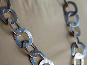 collana indiana lavorata ad incisione in argento 925. lavorata artigianalmente. pezzo unico.  lunghezza 60cm, dimensioni singolo 2x3cm, peso 110 gr