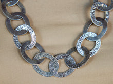 Carica l&#39;immagine nel visualizzatore di Gallery, collana indiana lavorata ad incisione in argento 925. lavorata artigianalmente. pezzo unico.  lunghezza 60cm, dimensioni singolo 2x3cm, peso 110 gr