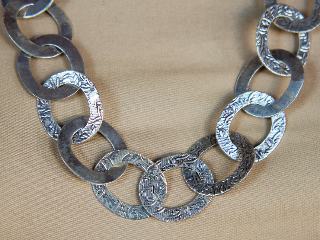 collana indiana lavorata ad incisione in argento 925. lavorata artigianalmente. pezzo unico.  lunghezza 60cm, dimensioni singolo 2x3cm, peso 110 gr