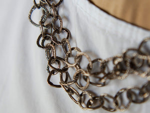 collana indiana lavorata a catena con elementi incisi in argento 925. la lunghezza consente di indossarla in moltepilci modi. lavorata artigianalmente. pezzo unico.  lunghezza 160cm, spessore 1.2 cm, peso 112 gr