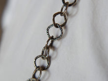 Carica l&#39;immagine nel visualizzatore di Gallery, collana indiana lavorata a catena con elementi incisi in argento 925. la lunghezza consente di indossarla in moltepilci modi. lavorata artigianalmente. pezzo unico.  lunghezza 160cm, spessore 1.2 cm, peso 112 gr