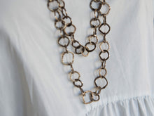 Carica l&#39;immagine nel visualizzatore di Gallery, collana indiana lavorata a catena con elementi incisi in argento 925. la lunghezza consente di indossarla in moltepilci modi. lavorata artigianalmente. pezzo unico.  lunghezza 160cm, spessore 1.2 cm, peso 112 gr
