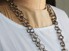 Carica l&#39;immagine nel visualizzatore di Gallery, collana indiana lavorata a catena con elementi incisi in argento 925. la lunghezza consente di indossarla in moltepilci modi. lavorata artigianalmente. pezzo unico.  lunghezza 160cm, spessore 1.2 cm, peso 112 gr