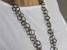 Carica l&#39;immagine nel visualizzatore di Gallery, collana indiana lavorata a catena con elementi incisi in argento 925. la lunghezza consente di indossarla in moltepilci modi. lavorata artigianalmente. pezzo unico.  lunghezza 160cm, spessore 1.2 cm, peso 112 gr