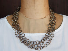 Carica l&#39;immagine nel visualizzatore di Gallery, collana indiana lavorata a catena con elementi incisi in argento 925. la lunghezza consente di indossarla in moltepilci modi. lavorata artigianalmente. pezzo unico.  lunghezza 160cm, spessore 1.2 cm, peso 112 gr
