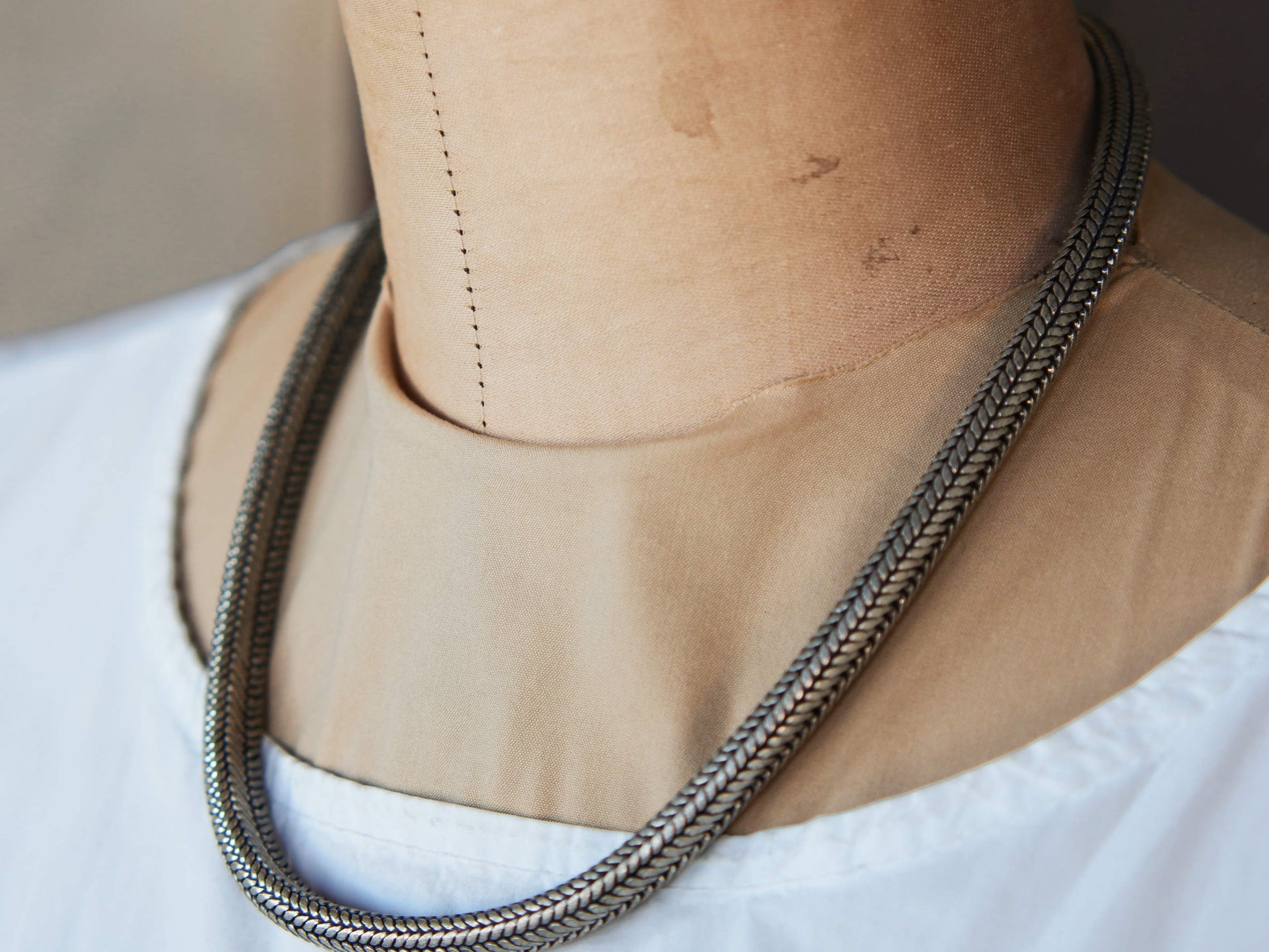 collana indiana in argento 800 snake o coda di topo dalle notevoli dimensioni piatta su un lato e stondata dall'altro  spessore 1 cm lunghezza 51cm peso 195 grammi 