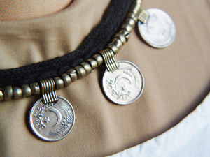 collana afgana, pakistana in cotone composta con monete antiche adattate. tutti gli elementi sono originali ed unici. disponibili vari modelli.  diametro moneta 1.6 cm peso 40 grammi lunghezza 42 cm