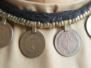 collana afgana, pakistana in cotone composta con monete antiche adattate e pendaglio centrale. tutti gli elementi sono originali ed unici. disponibili vari modelli.  diametro moneta 2 cm peso 36 grammi lunghezza 34 cm