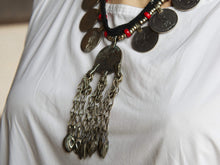 Carica l&#39;immagine nel visualizzatore di Gallery, collana afgana, pakistana in cotone e resina con inserti di monete antiche e pendaglio centrale. tutti gli elementi sono originali ed unici. disponibili vari modelli.  diametro moneta 2.5 cm misure pendaglio 5x10cm peso 112 grammi lunghezza 44 cm