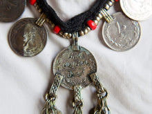 Carica l&#39;immagine nel visualizzatore di Gallery, collana afgana, pakistana in cotone e resina con inserti di monete antiche e pendaglio centrale. tutti gli elementi sono originali ed unici. disponibili vari modelli.  diametro moneta 2.5 cm misure pendaglio 5x10cm peso 112 grammi lunghezza 44 cm