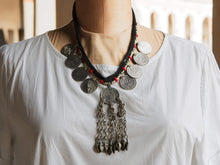 Carica l&#39;immagine nel visualizzatore di Gallery, collana afgana, pakistana in cotone e resina con inserti di monete antiche e pendaglio centrale. tutti gli elementi sono originali ed unici. disponibili vari modelli.  diametro moneta 2.5 cm misure pendaglio 5x10cm peso 112 grammi lunghezza 44 cm